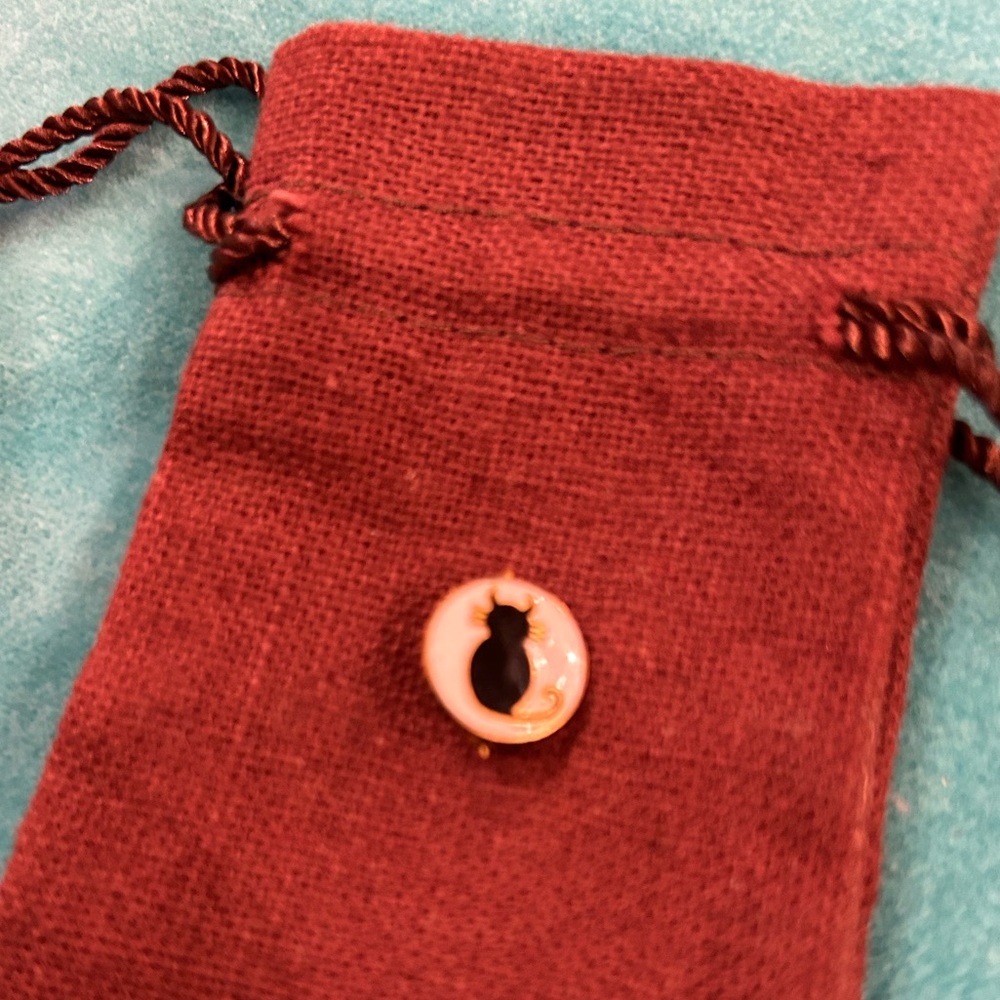Enamel Cat Pin - Picture 2 of 4